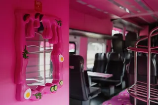 粉紅湯列車的車廂設計也加入自拍鏡等適合Instagram打卡等細節，讓旅客在抵達前就能透過視覺體驗感受維爾紐斯的趣味與創意。（Go Vilnius提供）中央社記者游堯茹維爾紐斯傳真　115年5月17日