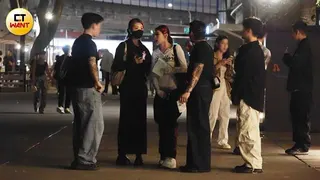 陳華與妙莎等友人在音樂會場外聊天。（圖／本刊攝影組）