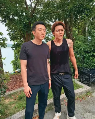 羅志祥（右）與懷秋（左）在電影《我的網紅女兒》片中頂著電棒燙髮型拍戲。（翻攝自Threads）