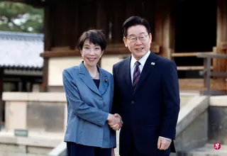 1月14日，韩国总统李在明（右）访问日本首相高市早苗（左）的故乡奈良县，双方合影于斑鸠町法隆寺的西院伽蓝。 （路透社）
