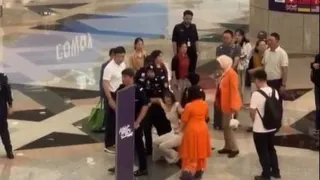 来马旅游没钱买回国机票  女子图硬闯离境不果大闹被捕