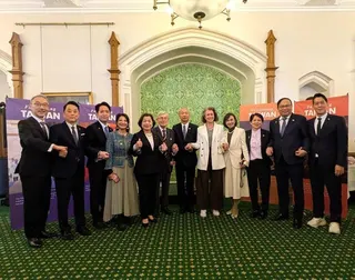 立法院長韓國瑜（右6）率跨黨派立委13至16日訪問英國，英國國會友台小組14日在...