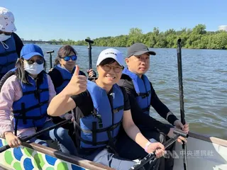 華府龍舟賽16日在波多馬克河登場，駐美副代表楊懿珊（前中）下場參與龍舟競技。中央社記者侯姿瑩華盛頓攝　115年5月17日