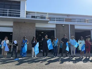 華府龍舟賽16日在波多馬克河登場，主辦單位「大華府台美文化協會」執行長胡兌昀（右5）、駐美代表俞大㵢（左5）、美國國務院東亞副助卿楊恩（右4）等人出席開幕剪綵。中央社記者侯姿瑩華盛頓攝　115年5月17日