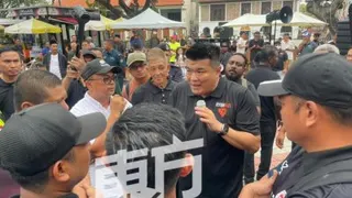 刁健城（右2）与执法人员沟通。