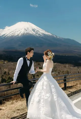 陳天仁（右）與河村一樹在富士山美景前拍攝婚紗照。翻攝IG @yishu_kazuki