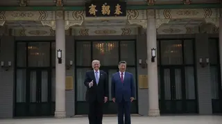 習近平和特朗普在中南海春藕齋前合影