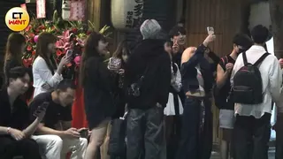 慶功結束後薛恩與粉絲們合照，接著與朋友搭車到新北市住宅社區。（圖／本刊攝影組）