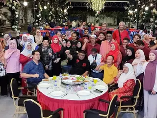 Melaka Chief Minister Datuk Seri Ab Rauf Yusoh, together with 190 new UMNO members at the “Sirih Pulang Ke Gagang” ceremony in Kampung Pulau, Masjid Tanah, tonight. NSTP/AMIR MAMAT