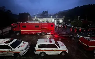 廣西一輛皮卡墜河搜救行動進行中。（圖／翻攝《央視新聞》）