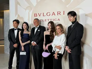 南韓女團IVE成員張員瑛曬出和演員金智媛、邊佑錫品牌合照。（圖／翻攝自張員瑛 IG）