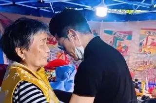 郭富城（右）在灵堂安慰一名长辈。（互联网）