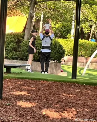 邱澤跟兒子玩舉高高，許瑋甯滿臉笑意看著他們。翻攝芒果撈小萌主微博