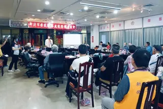 《圖說》台北榮民醫院醫師吳承澔對在場退除役官兵諮詢及解答。〈新北榮服處提供〉