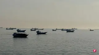 美伊谈判进展缓慢，霍尔木兹海峡航运仍未恢复正常。5月17日的照片显示，一些船舶停靠在阿曼北部哈萨布港口。 （法新社）
