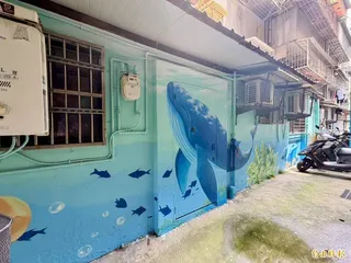 板橋區仁愛里以海洋世界為主題，藍鯨圖像栩栩如生。(記者翁聿煌攝)