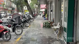 在越南河內嚴厲打擊占用人行道政策下，多數商家把原本占用人行道的貨品、桌椅收進店內。中央社記者曾婷瑄河內攝　115年5月18日