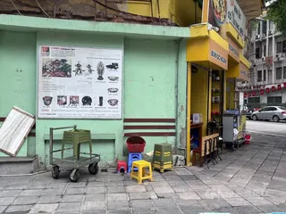 中午時間，街角麵店生意不錯，但在越南河內騎樓清空措施下，過去擺放在人行道上的塑膠桌椅都收著，以免被開罰單。中央社記者曾婷瑄河內攝　115年5月18日
