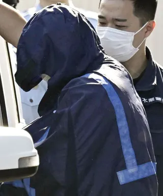 日本栃木縣警察署嫌犯竹前海斗（前）18日接受訊問後離開警察署。（共同社）