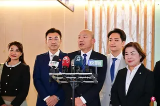 台湾立法院长韩国瑜（中）出访法国和英国，5月17日返台在桃园机场发表讲话。 （台湾立法院提供）