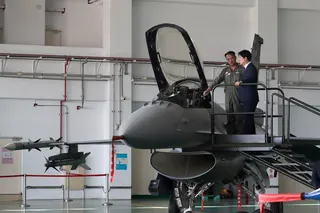 台湾总统赖清德（右）去年在台东某空军基地视察时，参观一架F-16战斗机驾驶舱。台湾政府数月来一直在等待特朗普批准一项价值140亿美元的军售方案。