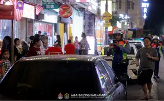 A multi-agency enforcement operation led by Kuala Lumpur City Hall (DBKL) issued 211 traffic summonses and towed 10 vehicles during a crackdown in Jalan Sultan, Jalan Pudu and Bukit Bintang. — PIC FROM DEWAN BANDARAYA KUALA LUMPUR’S FB