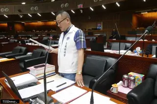 宜蘭縣議會定期會縣政總質詢，副議長陳漢鍾關心體育發展，爭取績優選手獎勵金，對於三級制度銜接，建議設置「宜蘭縣立體育高級中學」。（記者董秀雲攝）
