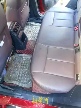 涉案車輛後排的車震現場。（取材自新黃河）