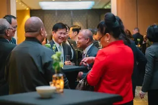 台湾外交部长林佳龙（右三）星期天（5月17日）与帕劳副总统兼卫生部长欧宜楼（Raynold Oilouch）（右二）在晚宴上相聚。（林佳龙脸书）