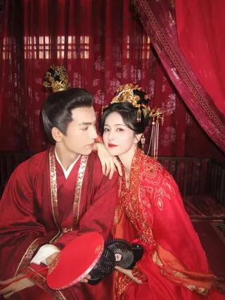 張凌赫（左）演出《寧安如夢》和白鹿傳出假戲真做。中天娛樂台提供