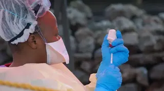 女醫護工作人員手持防疫注射器