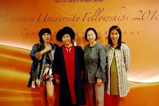 何超蕸（左二）2018年获香港大学颁授名誉大学院士殊荣，何超琼（右二）、何超凤（右）、何超仪（左一）到场祝贺。（互联网）
