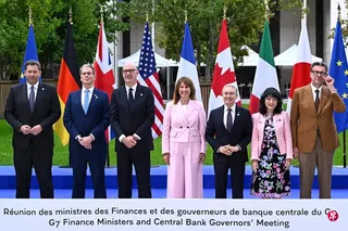 七国集团（G7）成员国财长星期一在财长和央行行长会议举行前，拍全体照。（左起）德国财长克林贝尔、美国财长贝森特、法国财长莱斯屈尔、英国财长里夫斯、加拿大财长商鹏飞、日本财长片山皋月和意大利财长焦尔杰蒂。 （法新社）