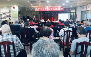 《圖說》台北榮民之家輔導員王柏鈞宣導榮民眷入住榮家權利條件等。〈新北榮服處提供〉