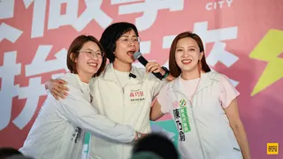 民進黨新北市長參選人蘇巧慧（中）、新北市議員陳乃瑜（右）、新北市議員候選人蔡美華（左）。（劉祐龍攝影）