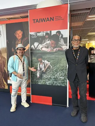 影視聽中心董事長褚明仁（圖左）與國際攝影大師李屏賓（圖右）帶《魯冰花》（1989）數位修復版前往坎城影展放映。國家影視聽中心提供