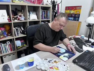 捷克插畫家湯瑪士．瑞杰可（Tomáš Řízek）長期以台灣為靈感來源，創作多本以台灣文化為背景的繪本。他的作品皆為手工繪製，並採用源自歐洲中世紀的蛋彩畫技法。圖片攝於113年1月26日。中央社記者劉郁葶台北攝　115年5月18日