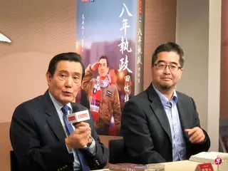 台湾马英九基金会发布声明，指前执行长萧旭岑（右）涉违反财政纪律一事调查结果将于星期四（5月21日）出炉。图为马英九2018年12月正式发表新书《八年执政回忆录》，回忆录由他自己口述，萧旭岑执笔。 （联合早报档案照）
