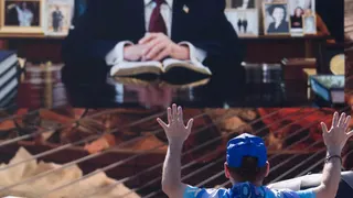 Un message enregistré de Donald Trump est diffusé lors du marathon de "prière nationale", le 17 mai 2026 à Washington.