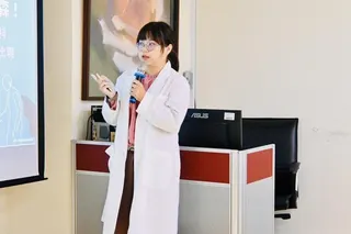 林妏真醫師指出，巴金森氏症不一定手抖，步態異常、動作遲緩與身體前傾等症狀也應提高...