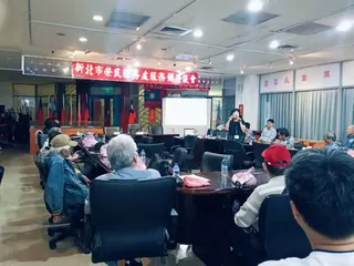 《圖說》新北市衛生局長照中心督導李弈儒宣導「銀髮人力資源」業務介紹。〈新北榮服處提供〉