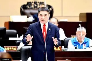 苗縣長鍾東錦在縣議會施政總報告強調會以行動實踐縣政藍圖、用建設翻轉城市格局。（記者江乾松攝）