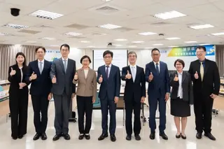 ▲金管會主委彭金隆今（18）日視察亞洲資產管理中心高雄資產管理專區。（圖／金管會提供）