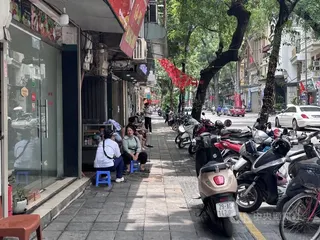 河內市容拉皮，還路於人，引起街頭文化、小攤生計與道路安全的討論。如今民眾皆緊貼店門而坐，不敢「逾越雷池」。中央社記者曾婷瑄河內攝　115年5月18日
