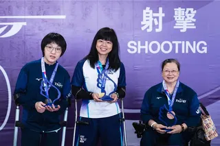 115年全國身心障礙國民運動會肢體障礙女子組10公尺空氣手槍個人排名賽，由台北市顧雁寧（左起）銀牌、新北市陳雅婷金牌、臺北市涂麗茹銅牌分別拿下。（新北市政府體育局提供）