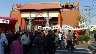 台中太平玉旨奉天宮便曾因占用國有土地被判決強制拆廟，當時信徒在廟前掛白布條，表達抗議。（圖／報系資料照）