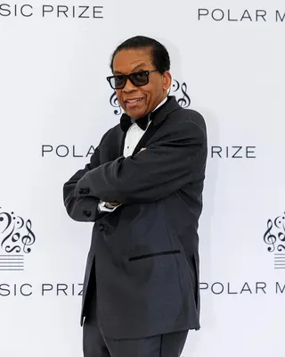 爵士傳奇大師賀比漢考克（Herbie Hancock）客串出演《盜音天才》，為影片注入正統爵士靈魂。（CATCHPLAY提供）