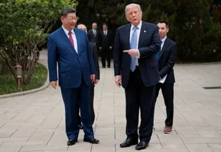 Trump pointing to Xi as the two men stand side-by-side on a pavement