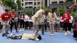 胡瓜挑戰麥可傑克森經典反重力！慘摔在地笑翻全場