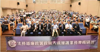 境外敵對勢力手段日益多元，從認知作戰、網路滲透、駭客攻擊，到運用生成式AI及深偽技術製造假訊息，廉政署辦講習提醒國安風險已不再侷限於傳統型態。（圖／法務部提供）。